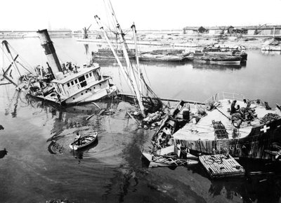 Pudonnut laiva Marseillen satamassa, Ranskassa, 1945-1949 tekijältä Unbekannt
