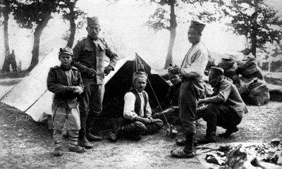 Serbialaiset sotilaat leiriytymässä, ensimmäinen maailmansota, 1914 tekijältä Unbekannt