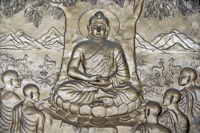 Shakyamuni Buddha saarnaa saarnaa - lainpyörää - viidelle opetuslapselleen. Ho Chi Minh City. Vietnam tekijältä Unbekannt