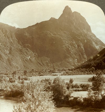 Romdalshornin kruunaavan vuoren muurin terävät huiput Raumajoen yläpuolella, Norja, 1905. tekijältä Unbekannt