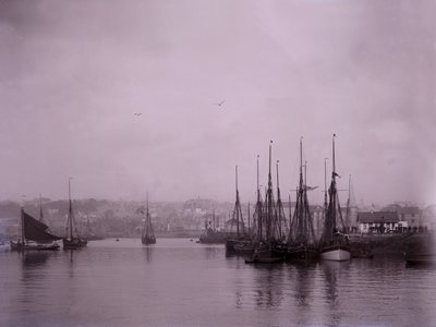 Laivat Plymouthin satamassa Devonissa. tekijältä Unbekannt