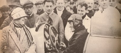 Näytetään ajomekanismi kiinnostuneille katsojille, c1927, 1935 tekijältä Unbekannt