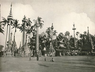 Shwedagon-pagodin pyhäkköjä Yangonissa, 1900. tekijältä Unbekannt