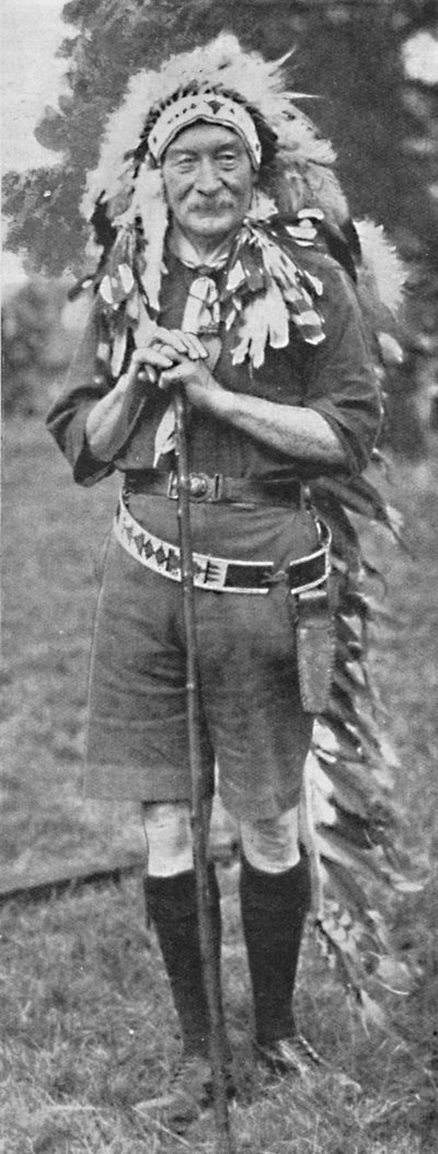 Sir Robert Baden-Powell, puettu puna-intiaaniheimon pukuun, vuodelta 1925. tekijältä Unbekannt
