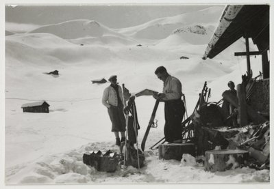 Hiihtäjät mökin ulkopuolella, n. 1930 tekijältä Unbekannt