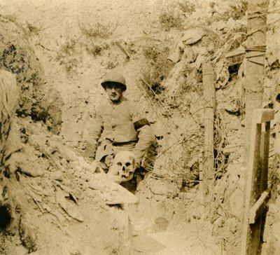 Haudoista löydetty kallo, c1914-c1918 tekijältä Unbekannt