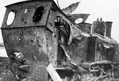 Syrjäytynyt veturi Peronnessa, Ranskassa, ensimmäinen maailmansota, 1917, c1920 tekijältä Unbekannt