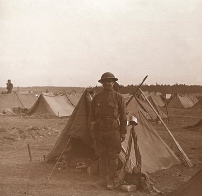 Sotilas seisomassa teltassa, amerikkalainen leiri, Melette, Ranska, c1914-c1918. tekijältä Unbekannt