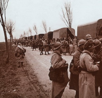 Sotilaita ja kuorma-autokolonni Voice Sacréella, Verdun, Pohjois-Ranska, c1914-c1918 tekijältä Unbekannt