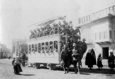 Sotilaita East Surreyn rykmentistä Kazimainissa, matkalla Bagdadiin, Irakiin, 1917-1919 tekijältä Unbekannt