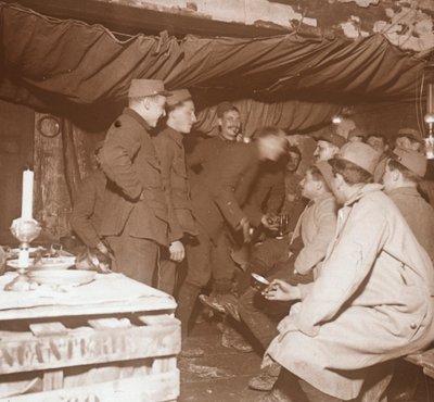 Sotilaat turvakodissa, Genicourt, Pohjois-Ranska, c1914-c1918 tekijältä Unbekannt