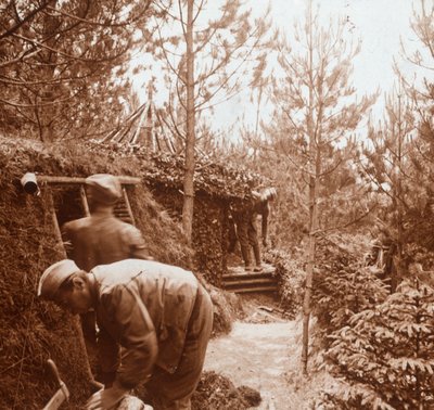 Sotilaat maan peittämissä suojissa, Genicourt, Pohjois-Ranska, c1914-c1918 tekijältä Unbekannt