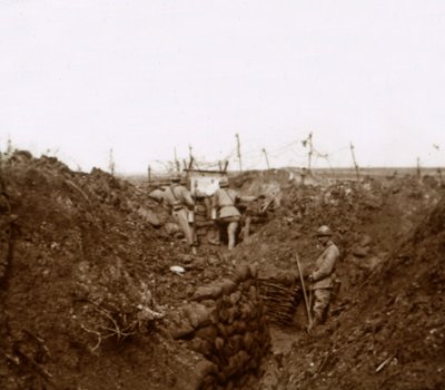 Sotilaat juoksuhaudoissa, Massiges, Pohjois-Ranska, c1914-c1918 tekijältä Unbekannt