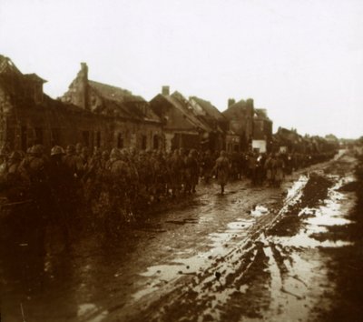 Sotilaat marssivat pommitettujen talojen ohi, Champagne, Pohjois-Ranska, c1914-c1918 tekijältä Unbekannt
