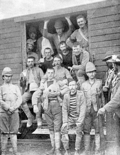 18. husaarin sotilaat junassa Pretoriaan, Etelä-Afrikkaan, Buurien sota, 1900 tekijältä Unbekannt