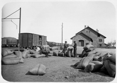 Ranskan muukalaislegioonan sotilaat rautatien pihalla, Syyria, 1900-luku tekijältä Unbekannt