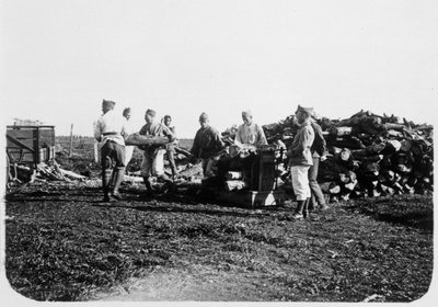 Ranskan muukalaislegioonan sotilaat pinoamassa tukia, Syyria, 1900-luku tekijältä Unbekannt