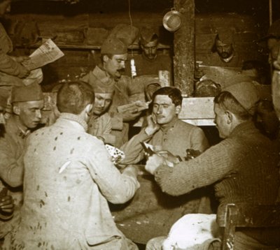 Sotilaat pelaamassa Manillea [korttipeli] juoksuhaudoissa, c1914-c1918 tekijältä Unbekannt