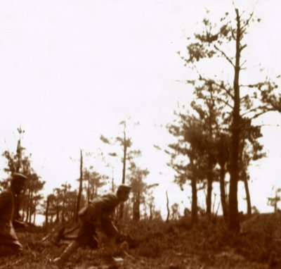 Taistelukentällä juoksevat sotilaat, c1914-c1918 tekijältä Unbekannt
