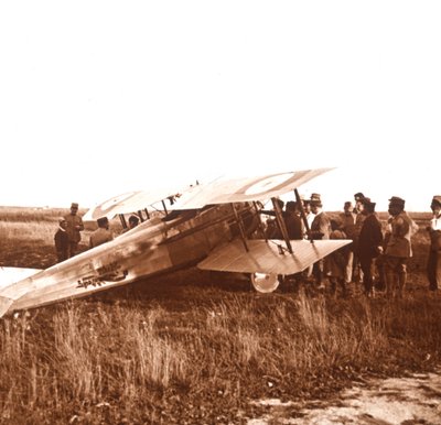 Kaksitasoa ympäröivät sotilaat, Somme, Pohjois-Ranska, c1914-c1918 tekijältä Unbekannt