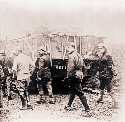 Sotilaat kävelevät tankin takana, c1914-c1918. tekijältä Unbekannt