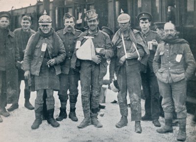 Jotkut iloiset haavoittuneet Neuve Chapellen taisteluista vangittujen saksalaisten kypärien päällään, 1915 tekijältä Unbekannt