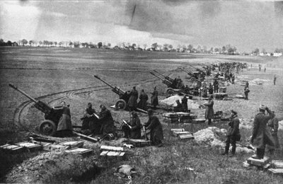 Neuvostoliiton tykistö Seelow Heightsissa huhtikuussa 1945 tekijältä Unbekannt