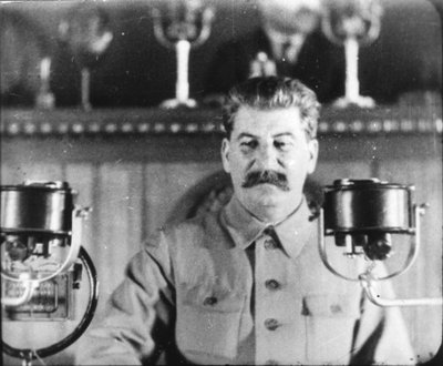 Neuvostoliiton johtaja Josif Stalin pitämässä puhetta kommunistisen puolueen kongressissa 1930-luvulla tekijältä Unbekannt