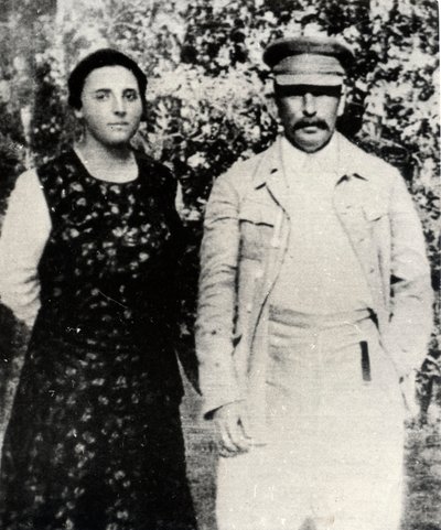 Neuvostoliiton johtaja Josef Stalin toisen vaimonsa Nadezhda Allilujevan kanssa 1920-luvun lopulla tekijältä Unbekannt
