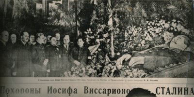 Neuvostoliiton johtajat vierailevat Stalinin kukkakoristelulla Moskovan pylväshallissa. Päällikön takana tekijältä Unbekannt