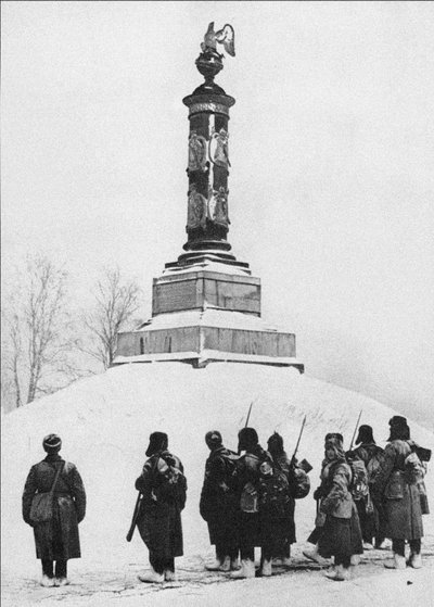 Neuvostoliiton sotilaat vuoden 1812 sodan sankareiden muistomerkillä Tarutino Kalugan kylässä r tekijältä Unbekannt