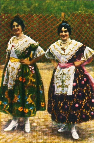 Espanjalaisia naisia perinteisissä puvuissa, vuodelta 1928. tekijältä Unbekannt