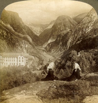 Stalheims Hotel ja sen upeat näkymät kuuluisan Naerodalin läpi, Norja, 1905. tekijältä Unbekannt