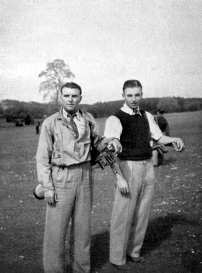 Stanley Matthews ja Eddie Hapgood taukoja laukausten välillä golfkierroksen aikana, 1945 tekijältä Unbekannt