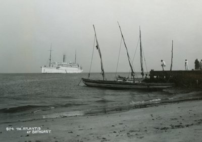 Höyrylaiva Atlantis Bathurstin edustalla, Gambia, 1900-luku tekijältä Unbekannt