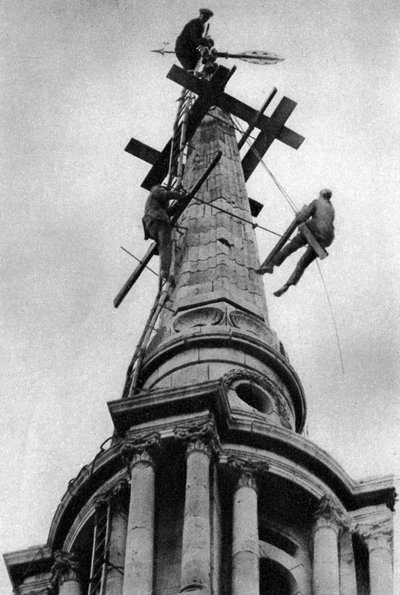 Tornit All Saints -kirkon tornissa, Poplar, Lontoo, 1926-1927 tekijältä Unbekannt