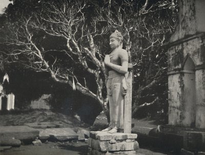 Kivihahmo lähellä Ruwanweli Dagobaa, Anuradhapura, 1926 tekijältä Unbekannt