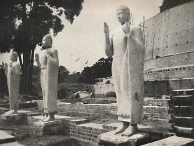 Kivipatsaat kunnostettavan Ruwanwali Dagoban edessä, Anuradhapura, 1926 tekijältä Unbekannt
