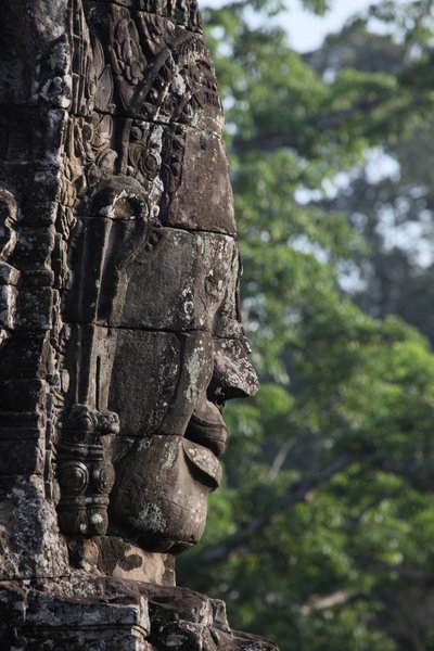 Kiviavot Angkor Thomin Bayon-temppelin torneissa, jotka voivat kuvata Jayavarman VII:tä bodhisattvana. Siem Reap, Kambodža tekijältä Unbekannt