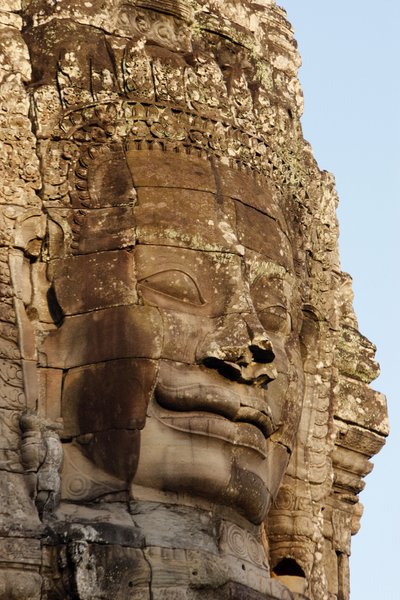 Kiviavot Angkor Thomin Bayon-temppelin torneissa, jotka voivat kuvata Jayavarman VII:tä bodhisattvana. Siem Reap, Kambodža tekijältä Unbekannt