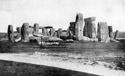 Stonehenge restauroinnin jälkeen, n. 1920 tekijältä Unbekannt