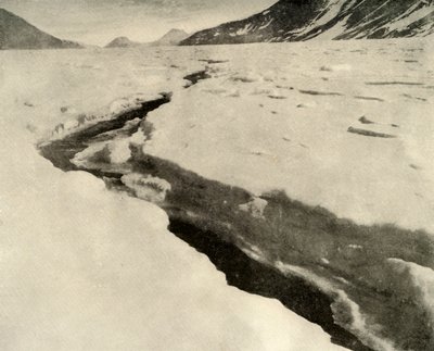 Juoksevan veden virta keskellä Ferrarin jäätikköä juhannuksena, c1908, 1909. tekijältä Unbekannt
