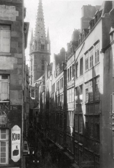Katukuva, jossa näkyy katedraalin torni, St Malo, Bretagne, Ranska, 1900-luku tekijältä Unbekannt