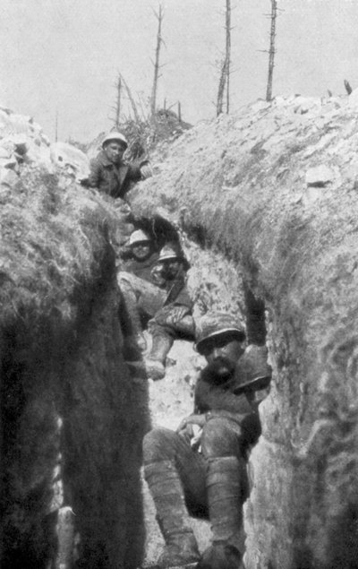Paarien kantajat kaivannossa, Cornilletin eteläpuolella, ensimmäinen maailmansota, 20. toukokuuta 1917 tekijältä Unbekannt