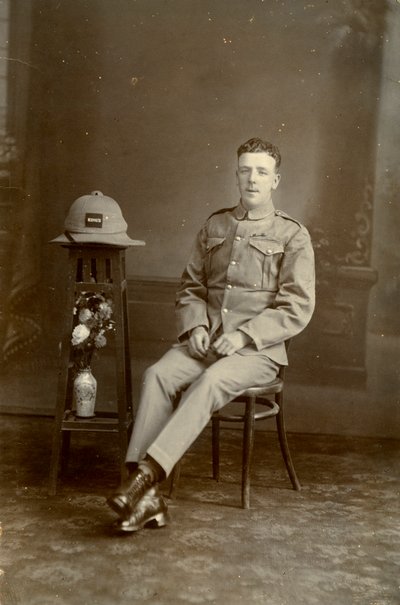 Studiomuotokuva C-komppanian sotilasta, 2. Battalion the Kings -rykmentti, Irak, 1926 tekijältä Unbekannt