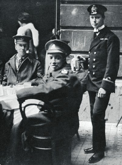 Aliluutnantti prinssi Albert tarjoilemassa teetä haavoittuneille sotilaille Buckinghamin palatsissa, 1916 tekijältä Unbekannt