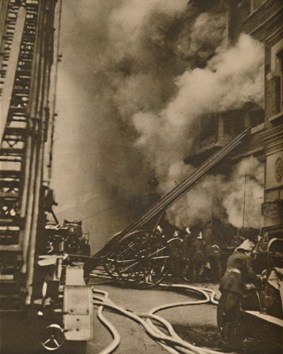 Tulipalon hillitseminen kapealla kaupunginkadulla, vuodelta 1935. tekijältä Unbekannt