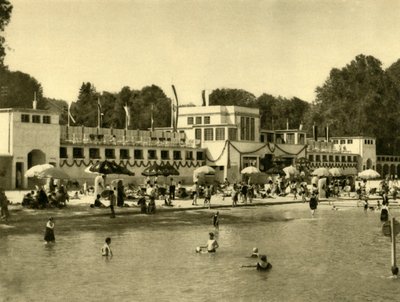 Uinti Traunsee-järvessä, Gmundenissa, Ylä-Itävallassa, vuodelta 1935. tekijältä Unbekannt