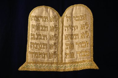 Lakikirjontataulukot Stadttempelin synagogassa Vienne Itävallassa tekijältä Unbekannt