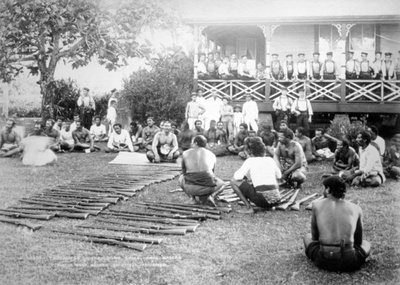 Tamasese jakelee aseita, Apia, Samoa, 1899 tekijältä Unbekannt
